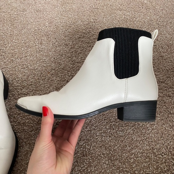 ❤️‍🔥🎸STYLISH ROCKER GIRLIES💋❤️‍🔥 White Ankle Boots w/ Pointed Toe - Picture 10 of 14
